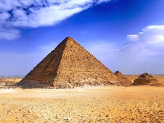 обои Голубое небо над египетскими пирамидами фото