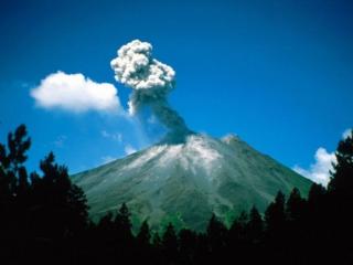 обои Начало извержения вулкана фото