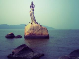 обои Статуя на камне в море фото