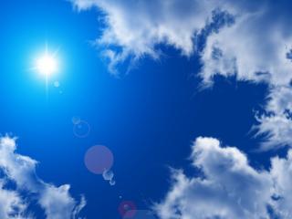 обои Перья облаков и солнце в синем небе фото