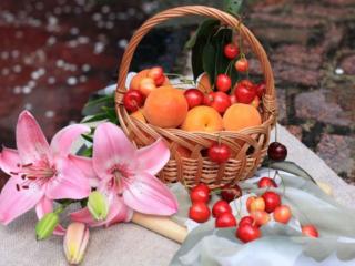 обои Персики,   черешня и лилии фото