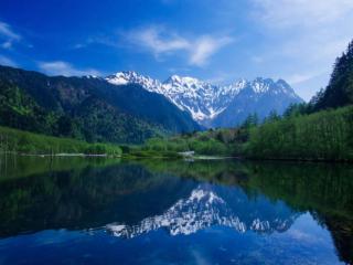 обои Горы и лес отражаются в озере фото