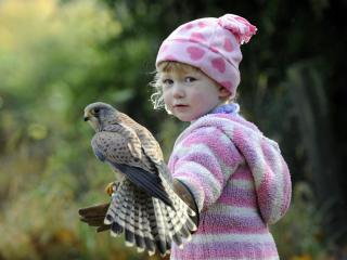 обои Девочка с птицей на руке фото
