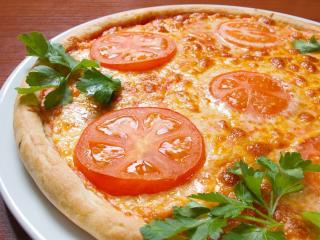обои Пицца с дольками помидор фото