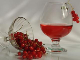 обои Натюрморт - Красная смородина- алый виноград,   кисти наливаются,   так чаруют взгляд фото