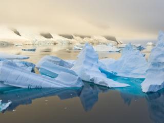 обои Красивые айсберги в море фото