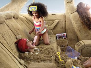 обои Дети играют в салоне из песка фото