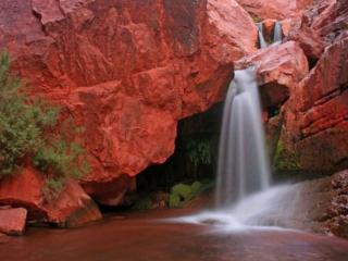 обои Водопад среди красных камней фото