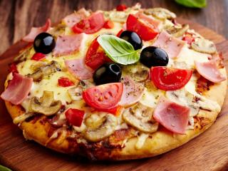 обои Пицца с ветчиной и оливками фото