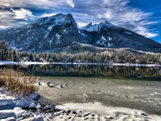 обои Морозное утро у озера в горах фото
