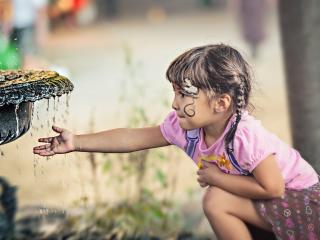 обои Маленькая девочка у фонтана фото