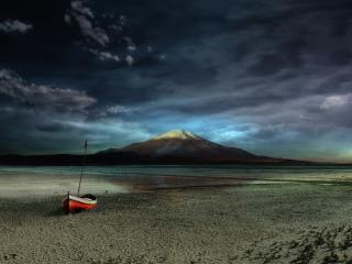 обои Высохшее озеро у скалы с вулканом фото