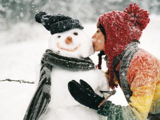 обои Девушка целует снеговика фото
