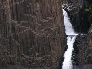 обои Водопад разрушает камень фото