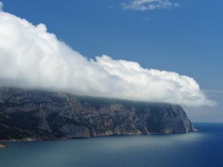 обои Белое туманное облако над высоким берегом фото